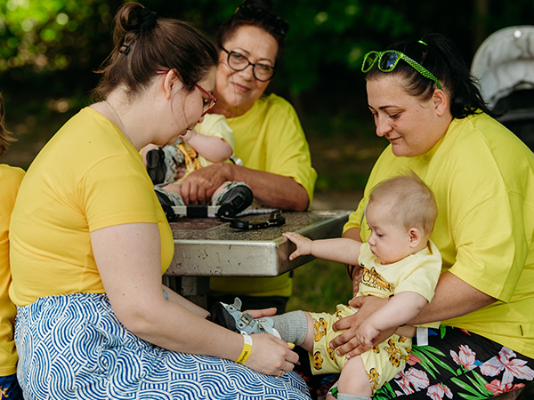 stopy, dziecko, niemowlę, stopy końsko-szpotawe, stopa końsko-szpotawa, wrodzona stopa końsko-szpotawa, leczenie, metoda Ponsetiego, Fundacja Ponsetiego, clubfoot, clubfeet, Ponseti method, Klumpfuss, Ponseti methode, pied bot, pie zambo, pes equinovarus, rodzice, opieka, szyna Mitchella, buty Mitchella, Clubfoot Factory, sprzęt ortopedyczny, wsparcie, wyjaśnienie, żółty